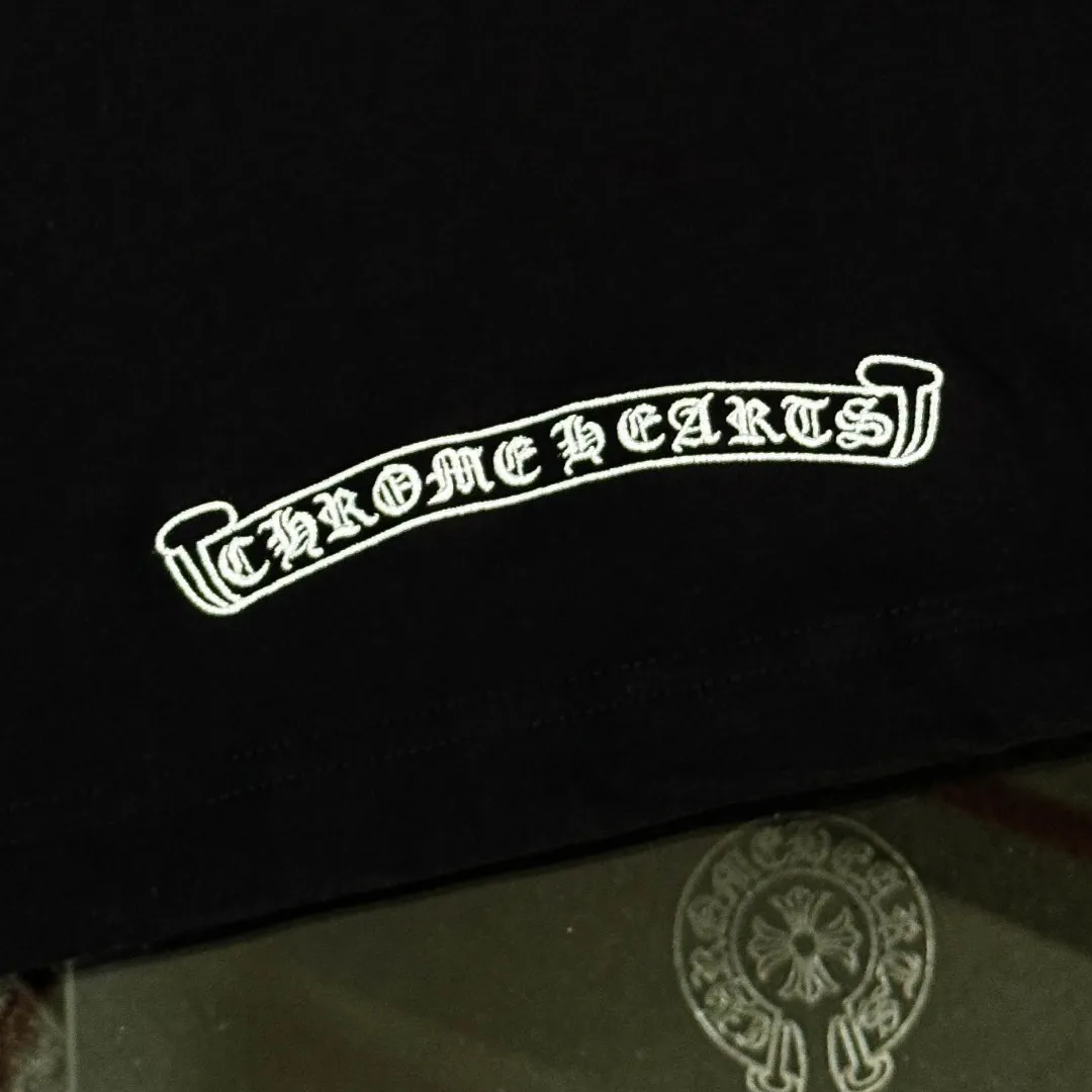 P180 Chrome Hearts Chrome Hearts 25 high version. The fabric is made of 300g high-density pure cotton. It does not deform or shrink. It has three labels. It is the same style for men and women. Technology: patch embroidery + original development hardware. Color: white, black, pink. SIZE: S-XL